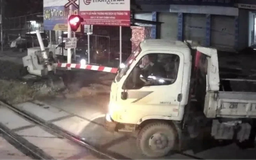 Xử phạt tài xế xe tải đâm gãy gác chắn tàu