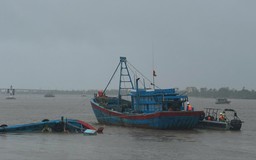 Hỗ trợ đưa thuyền viên tàu bị lật vào bờ an toàn