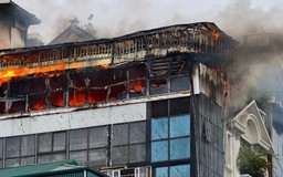 Dập tắt đám cháy lớn trên đường Giải Phóng