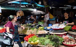 Đi chợ bình thường ngày bão