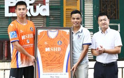 Khi các bồi bàn, shiper đi đá bóng và sự tử tế