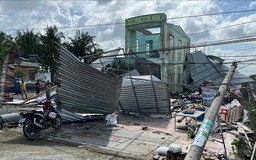 Vì sao dông lốc liên tiếp giật sập hàng trăm ngôi nhà ở miền Tây?