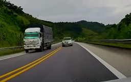 Vượt ẩu trên cao tốc suýt gây tai nạn giao thông