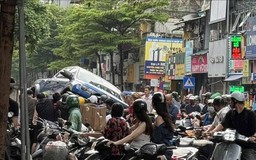 Xe bán tải tông hàng loạt xe máy trên phố Khâm Thiên