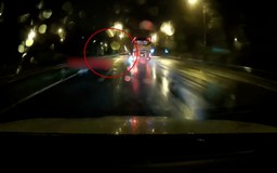 Xe máy đi ngược chiều cao tốc trong đêm