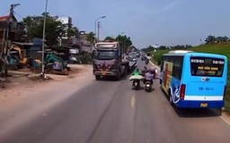 Xe máy chở hàng cồng kềnh gây tai nạn cho xe khác