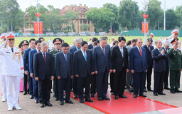 Tưởng nhớ Chủ tịch Hồ Chí Minh và các Anh hùng liệt sĩ