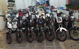Người dân chuyển đổi sang xe điện trước lệnh cấm xe xăng