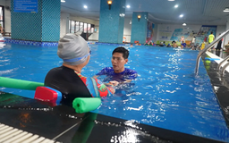 Làm việc ở bể bơi ngày hè