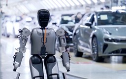Trung Quốc ra mắt robot tự thay pin