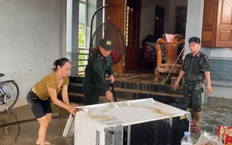 Lực lượng CSCĐ giúp người dân khắc phục hậu quả mưa lũ