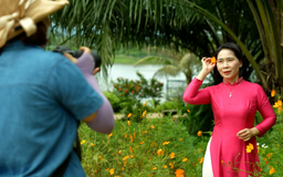 Làm du lịch ở thôn Lòng Hồ