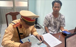 Lập biên bản tài xế đi ngược chiều, doạ đánh người