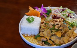 Gà xào hạt điều