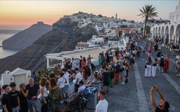 Hy Lạp sẽ thu phí 20 euro với du khách đến Santorini