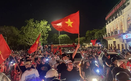 Người dân Thủ đô đổ ra đường ăn mừng U23 Việt Nam vô địch