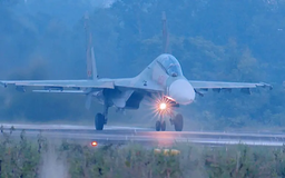 ‘Hổ mang chúa’ Su-30MK2 hợp luyện diễu binh trên bầu trời Hà Nội