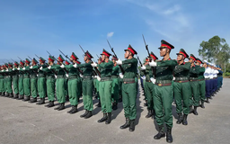 Trung tướng Trương Thiên Tô thăm bộ đội thao luyện diễu binh