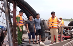 Siết chặt an toàn giao thông đường thủy trên tuyến sông Hồng