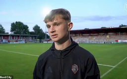 Liverpool chiêu mộ thần đồng 17 tuổi của Salford City