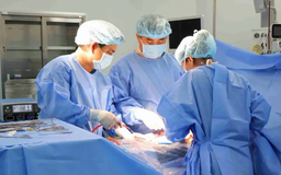Bóc tách thành công khối u buồng trứng cứu bé gái 15 tuổi
