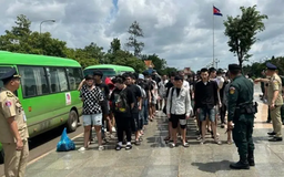 Bàn giao 85 công dân Việt Nam liên quan lừa đảo trực tuyến từ Campuchia