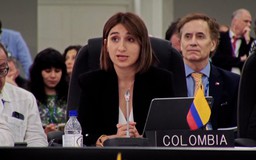 Ngoại trưởng Colombia từ chức vì hợp đồng in hộ chiếu