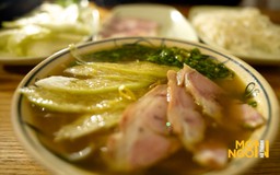 Bún bung đôi móng giò