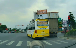 Hiểm họa từ xe khách luồn lách, vượt ẩu trên đường