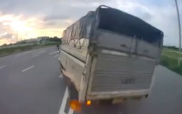 Ô tô tải chuyển làn gây tai nạn rồi bỏ chạy