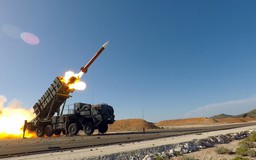 Axios: Ông Trump hứa gửi 10 tên lửa Patriot cho Ukraine