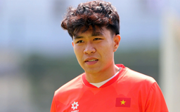 HLV Kim Sang Sik tìm ra trung vệ số một
