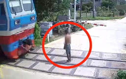 Người đàn ông đứng giữa đường sắt bị tàu tông tử vong