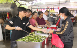 Người phụ nữ nhiều năm phát cơm miễn phí ở cổng bệnh viện | Người tốt quanh ta | 11/08/2025
