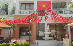 Quán cà phê Hà Nội bừng sáng sắc màu mừng Tết Độc lập