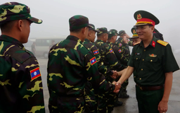 Đón 120 chiến sĩ Lào tham gia diễu binh, diễu hành
