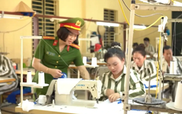 Những 'người lái đò' thầm lặng sau cánh cổng trại giam