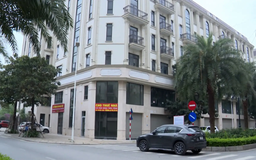 Hàng loạt nhà phố thương mại vắng bóng người thuê