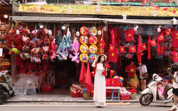 Hà Nội rực sắc cờ hoa