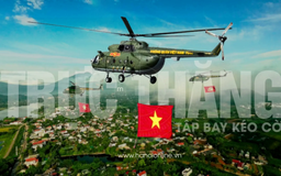 Đội hình trực thăng hợp luyện kéo cờ trên bầu trời Hà Nội