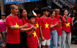 Áo phông cờ đỏ sao vàng lan tỏa tự hào Việt Nam
