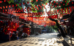 Hà Nội cổ kính trong sắc đỏ rộn ràng lễ hội