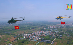 Trực thăng mang cờ Đảng, cờ Tổ quốc bay trên bầu trời Hà Nội