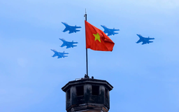 Biên đội 'hổ mang chúa' SU-30MK2 tung cánh trên bầu trời Thủ đô