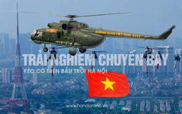 Toàn cảnh một chuyến bay kéo cờ trên bầu trời Thủ đô