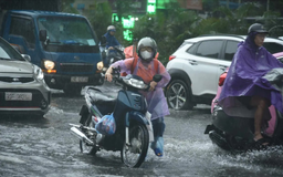‘Hoàn lưu bão số 5’ gây mưa dông khắp Hà Nội