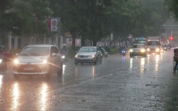 Lưu ý khi lái xe ô tô dưới trời mưa lớn