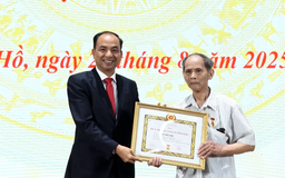 184 đảng viên Tây Hồ đón nhận Huy hiệu Đảng