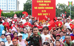 Quảng trường Ba Đình rợp cờ đỏ sao vàng đón đoàn A80