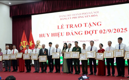 202 đảng viên phường Yên Hòa được trao Huy hiệu Đảng